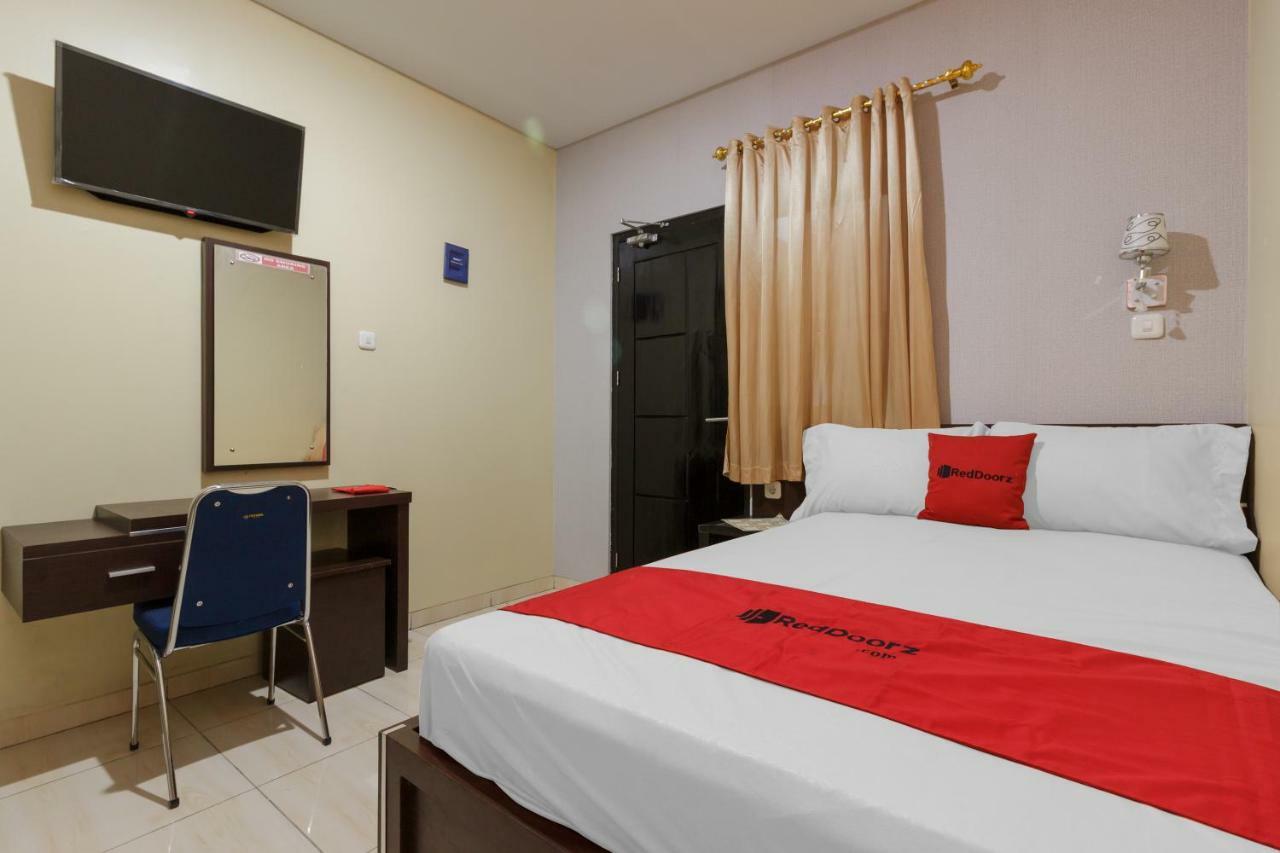 Reddoorz Plus Near Pantai Malalayang Manado Otel Dış mekan fotoğraf